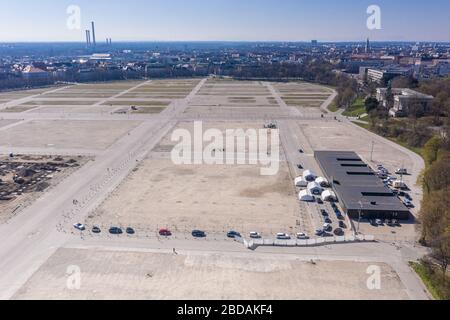 Monaco - Germania - 1 aprile 2020: Stazione di prova Covid-19 a Theresienwiese. Foto Stock