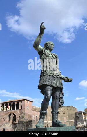 Statua di Giulio Cesare a Roma Foto Stock