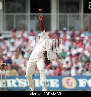 File foto datata 20-08-1994 del veloce bowler inglese Devon Malcolm. Foto Stock