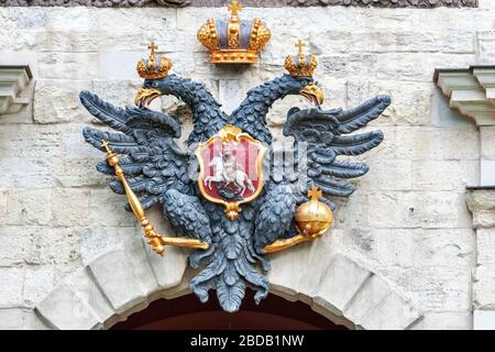 Stemma di un'aquila a due teste sopra l'ingresso principale della porta di Pietro nella Fortezza di Pietro e Paolo. Foto Stock