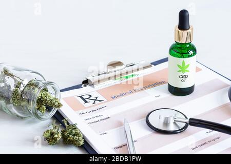Bottiglia di olio del CBD, semi di cannabis e foglie secche su foglio di prescrizione medica vista dall'alto sul tavolo di legno bianco. Marijuana medica, alternativa medici Foto Stock