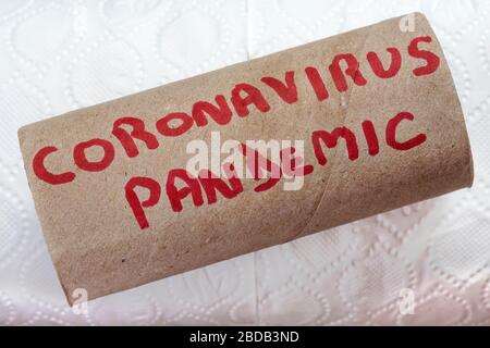 Pandemia di coronavirus scritta su rotolo di carta igienica su rotoli di carta igienica - concetto di acquisto di panico di rotoli di carta igienica come persone Panic acquistare articoli essenziali in Regno Unito Foto Stock