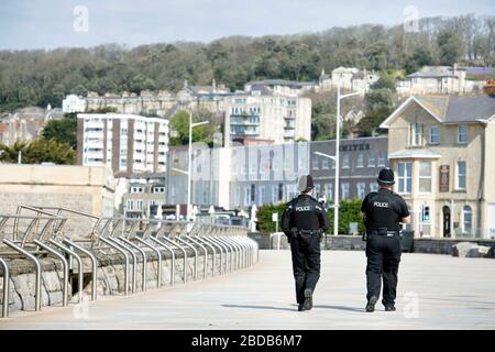 La polizia pattuglia il vicino mare deserato a Weston-super-Mare durante la chiusura di Coronavirus Regno Unito Foto Stock