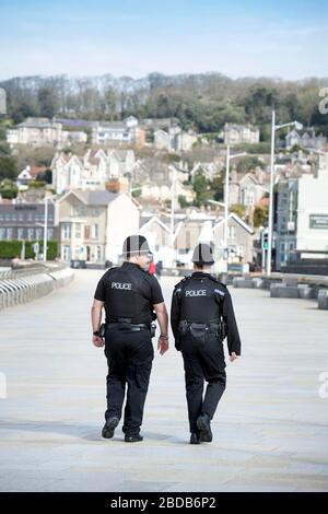 La polizia pattuglia il vicino mare deserato a Weston-super-Mare durante la chiusura di Coronavirus Regno Unito Foto Stock