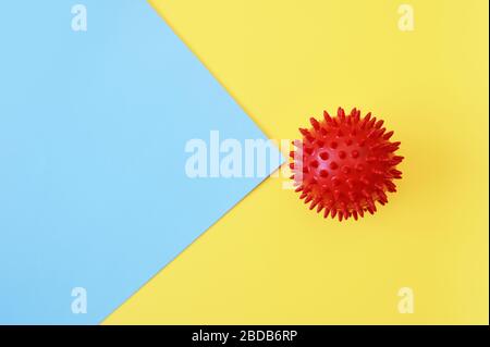 Modello astratto del ceppo del virus della sfera rossa su sfondo giallo e blu. Sindrome respiratoria coronavirus e nuovo coronavirus covid-19 con posto per Foto Stock