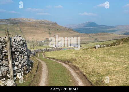 Ammira le strade lungo la Dales High Way e la strada a ponte Pennine per Pen-y-Ghent nel Parco Nazionale Yorkshire Dales Foto Stock