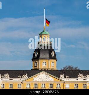 Bandiera tedesca a Halfmast, auf Halbmast, sulla cima del Castello di Karlsruhe in inverno. A Karlsruhe, Baden-Württemberg, Germania Foto Stock