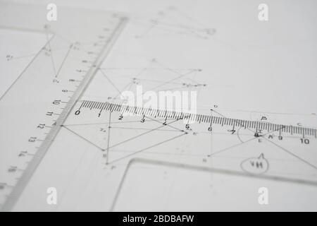 Disegno tecnico con righelli, quadrato, triangolo, carte Foto Stock