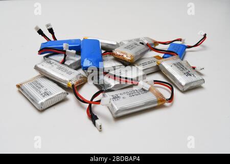 Mazzo di piccole batterie li-po blu e grigie Foto Stock