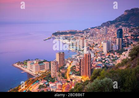 Monte Carlo, Monaco. Immagine aerea del paesaggio urbano di Monte Carlo, Monaco durante l'alba estiva. Foto Stock