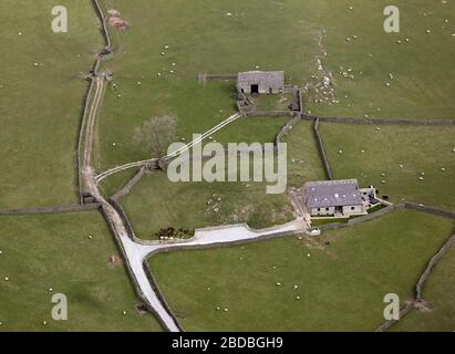Veduta aerea del paesaggio Dales con un fienile e una casa di conversione fienile Foto Stock