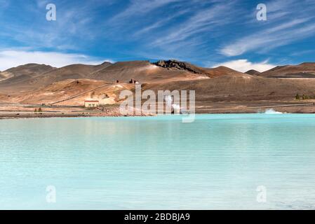 Il lago Blu a Reykjahlíð, vicino al lago Myvatn, Islanda. Acqua riscaldata ricca di silice, deflusso da un impianto geotermico in questa zona vulcanica attiva Foto Stock