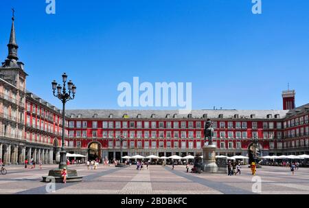 MADRID, SPAGNA - 11 AGOSTO: Persone che camminano in Plaza Mayor il 11 agosto 2014 a Madrid, Spagna. Questa popolare piazza dominata da una sta equestre Foto Stock