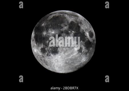 Newcastle upon Tyne, UK, 8 aprile 2020, la "luna rosa" di aprile è la più grande Supermoon del 2020 visto da Newcastle upon Tyne, Credit: David Whinham/Alamy Live News Foto Stock