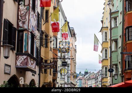 Innsbruck, Austria - 12 agosto 2019: Edifici colorati nel centro di Innsbruck. Foto Stock