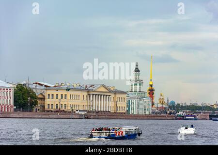 San Pietroburgo; vista dall'argine inglese sull'isola di Neva e Vasilievsky; nuvoloso giorno estivo Foto Stock