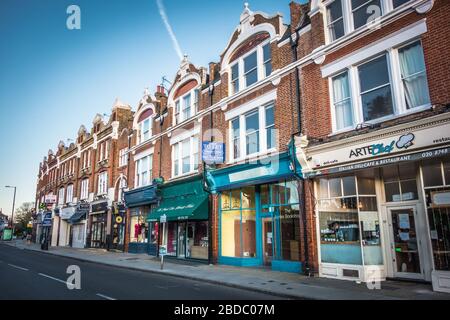 Una Barnes Church Road deserta durante la chiusura di Covid-19 del 2020, Londra, Regno Unito Foto Stock