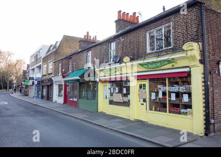 Una strada della chiesa deserta Barnes durante il blocco Covid-19, Londra, Regno Unito Foto Stock