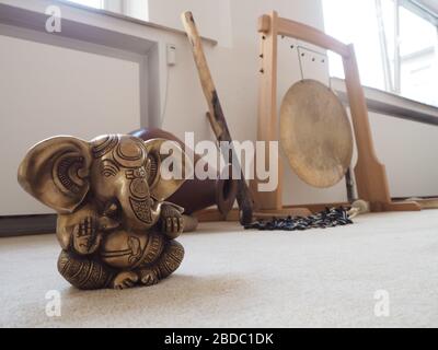 Primo piano del dio indù Ganesha con uno strumento messo a punto per una sessione di guarigione terapia di suono. Foto Stock