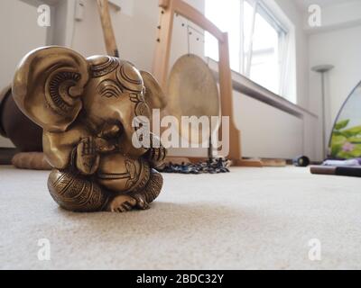 Primo piano del dio indù Ganesha con uno strumento messo a punto per una sessione di guarigione terapia di suono. Foto Stock