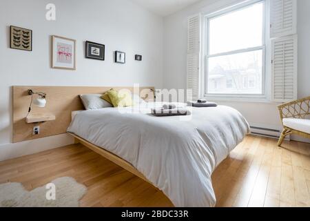 Camera da letto di design con caminetto Foto Stock