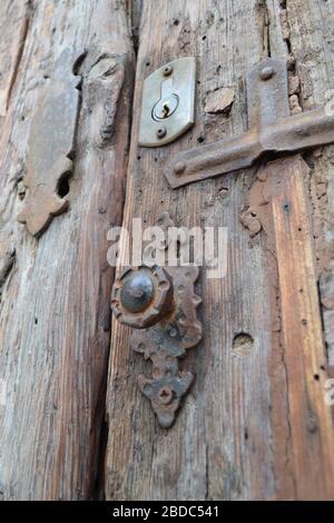 Vecchia porta di legno vicino fino Foto Stock