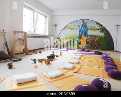 Strumento allestito con tappetini e cuscini per lo yoga e coperta per una sessione di guarigione con terapia di guarigione del suono. Foto Stock