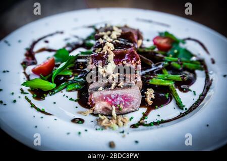 Bistecca di manzo con verdure fresche Foto Stock