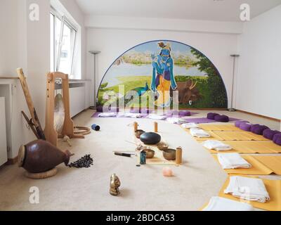 Strumento allestito con tappetini e cuscini per lo yoga e coperta per una sessione di guarigione con terapia di guarigione del suono. Foto Stock