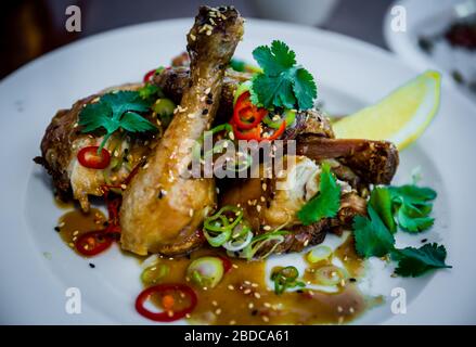 Grigliata di cosce di pollo Foto Stock