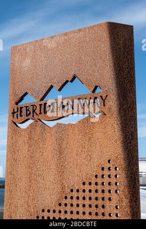 Pista ciclabile della strada Ebrideana e cartello del sentiero in ferro. A Leverburgh Idle di Harris. Le Ebridi esterne, Scozia. REGNO UNITO. Foto Stock