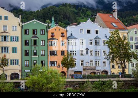 Innsbruck, Austria - 12 agosto 2019: Persone che camminano lungo il fiume Inn a Innsbruck. Foto Stock