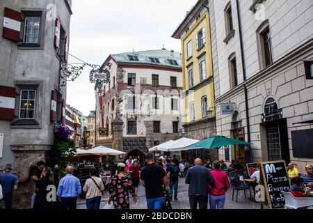 Innsbruck, Austria - 12 agosto 2019: Persone che camminano nel centro di Innsbruck. Foto Stock