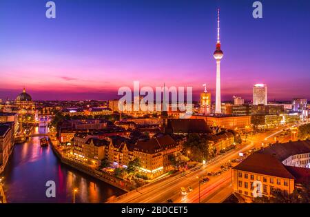 Berlino Skyline al tramonto, Fischerinsel, Berlino-Mitte, Berlino, Germania Foto Stock