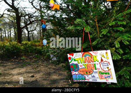 8 aprile 2020, Southborough Common, Kent, UK: Messaggi per bambini che ringraziano il personale NHS e i principali lavoratori appesi su un albero messo in su per lo scopo su Southborough Common durante il governo ha imposto quarantena / blocco per ridurre la diffusione del coronavirus. I bambini di tutto il paese hanno messo messaggi e disegni di arcobaleni nelle finestre e altrove per diffondere la speranza e incoraggiare la gente a rimanere allegra durante la pandemia. Foto Stock