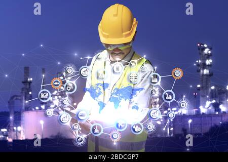 Doppia esposizione di Industry 4.0, Engineer lavora presso la raffineria petrolifera, Icons tecnologia di produzione e raffinazione del petrolio immagine del concetto industriale Foto Stock