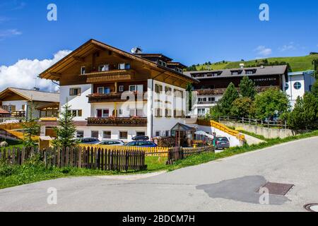 Alpe di Siusi, Italia - 14 agosto 2019: Veduta della Pension Anemone e degli hotel circostanti a Compaccio (Compatsch). Foto Stock