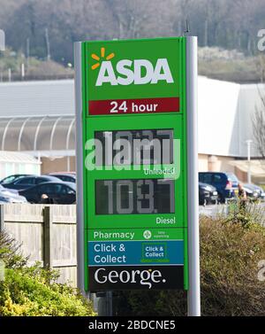 Brighton UK 8 aprile 2020 - Bassi prezzi della benzina e del diesel ad un garage Asda supermercato a Brighton il giorno sedici dei governi di blocco in Gran Bretagna durante la crisi pandemica Coronavirus COVID-19 . Credit: Simon Dack / Alamy Live News Foto Stock