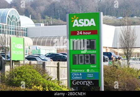 Brighton UK 8 aprile 2020 - Bassi prezzi della benzina e del diesel ad un garage Asda supermercato a Brighton il giorno sedici dei governi di blocco in Gran Bretagna durante la crisi pandemica Coronavirus COVID-19 . Credit: Simon Dack / Alamy Live News Foto Stock