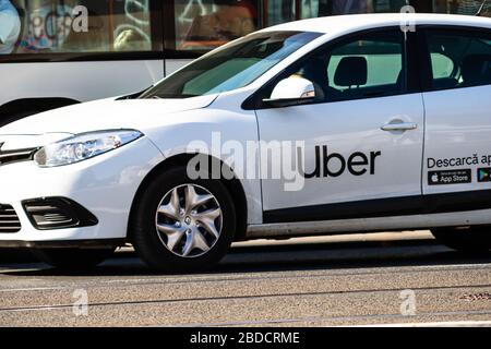 Uber auto nel traffico, moderno servizio di taxi cittadino. Inquinamento delle automobili, ingorghi di traffico al mattino e alla sera nella capitale di Bucarest, Romania, 2020 Foto Stock