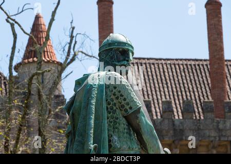 Guimaraes, Portogallo - 10 maggio 2018: Statua del primo re del Portogallo, D. Afonso Henriques dello scultore Antonio Soares dos Reis di fronte al Foto Stock