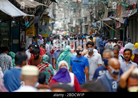 Persone throng al mercato della cucina in vecchio Dhaka per acquistare generi alimentari e quotidiano essenziali, mettendo se stessi e altri a rischio di coronavirus.as governo Foto Stock