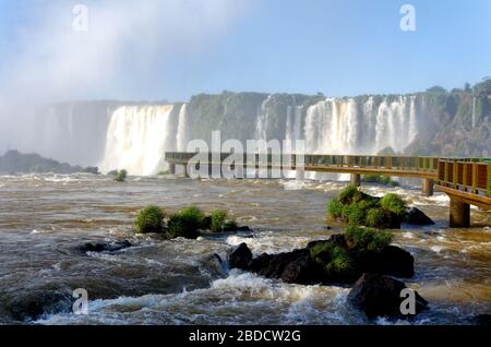 La piattaforma panoramica sui torrenti della cascata della gola del Devils alle cascate di Iguacu, Brasile, Sud America Foto Stock