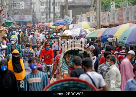 Persone throng al mercato della cucina in vecchio Dhaka per acquistare generi alimentari e quotidiano essenziali, mettendo se stessi e altri a rischio di coronavirus.as governo Foto Stock