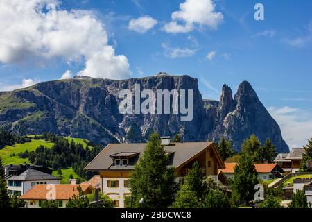 Alpe di Siusi, Italia - 14 agosto 2019: Pensione Anemone con Massiccio Sciliar (Schlern) e picco Santner sullo sfondo. Foto Stock