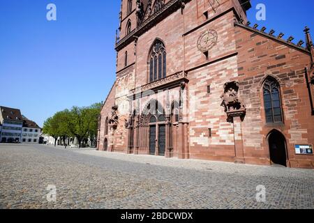 Vista su Basilea Münster (cattedrale), il famoso punto di riferimento e attrazione turistica di Basilea, Svizzera. Foto Stock