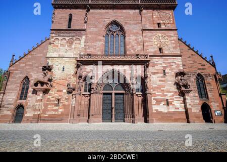 Vista su Basilea Münster (cattedrale), il famoso punto di riferimento e attrazione turistica di Basilea, Svizzera. Foto Stock