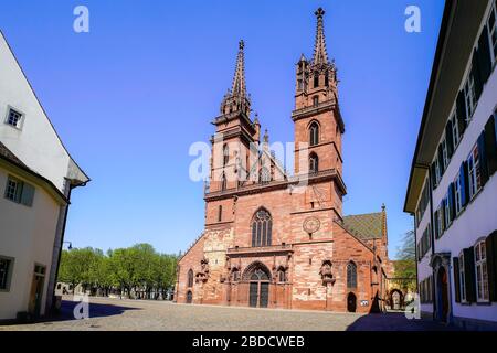 Vista su Basilea Münster (cattedrale), il famoso punto di riferimento e attrazione turistica di Basilea, Svizzera. Foto Stock