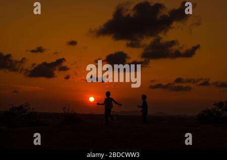 Le albe e i tramonti ci ricordano quanto bella vita che ci dà un sacco di speranze e futuro Foto Stock