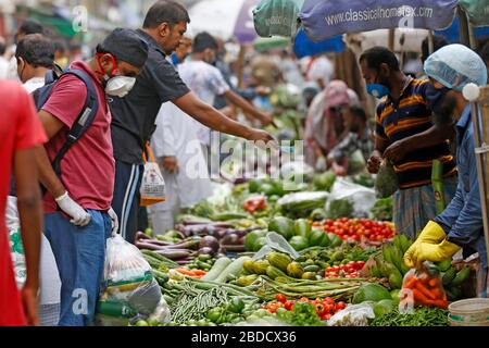 Persone throng al mercato della cucina in vecchio Dhaka per acquistare generi alimentari e quotidiano essenziali, mettendo se stessi e altri a rischio di coronavirus.as governo Foto Stock